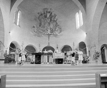 884862 Afbeelding van een kinderdienst in de St.-Barbarakerk (Stationsweg 36) te Bunnik.